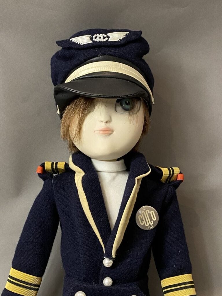 CHANEL circa 2010 - Poupée "Coco line" revêtue d'une casquette d'une combinaiso…