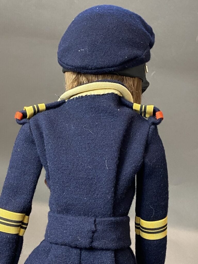 CHANEL circa 2010 - Poupée "Coco line" revêtue d'une casquette d'une combinaiso…