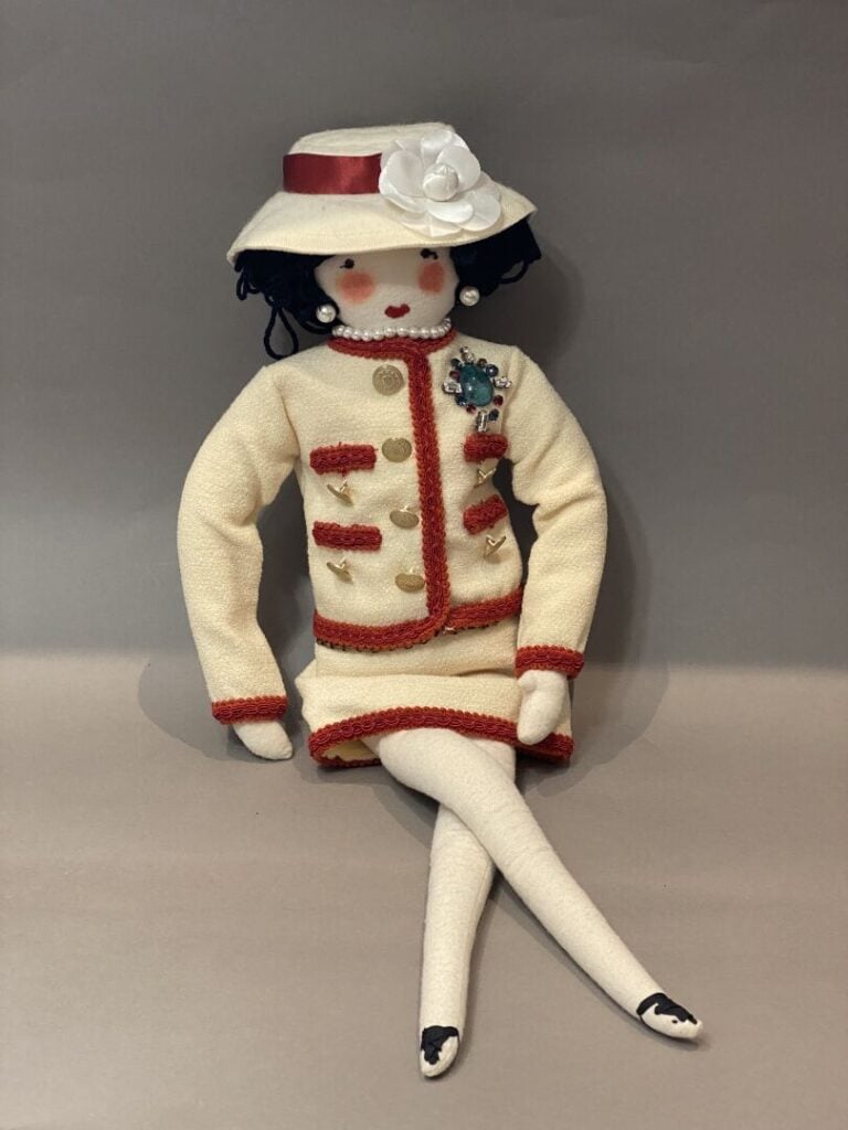 CHANEL, circa 2010 - Poupée "La petite Coco" figurant Mademoiselle - Gabrielle…