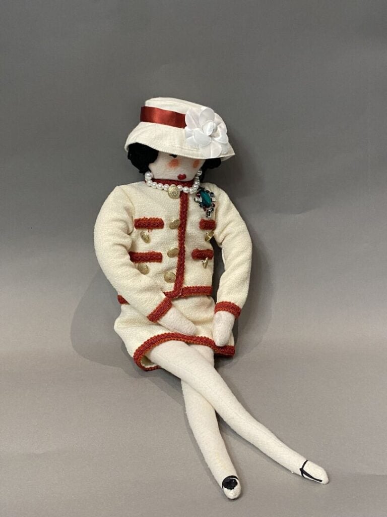 CHANEL circa 2010 - Poupée "La petite Coco" figurant Mademoiselle Gabrielle Cha…