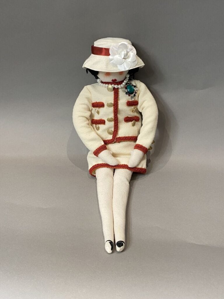 CHANEL circa 2010 - Poupée "La petite Coco" figurant Mademoiselle Gabrielle Cha…