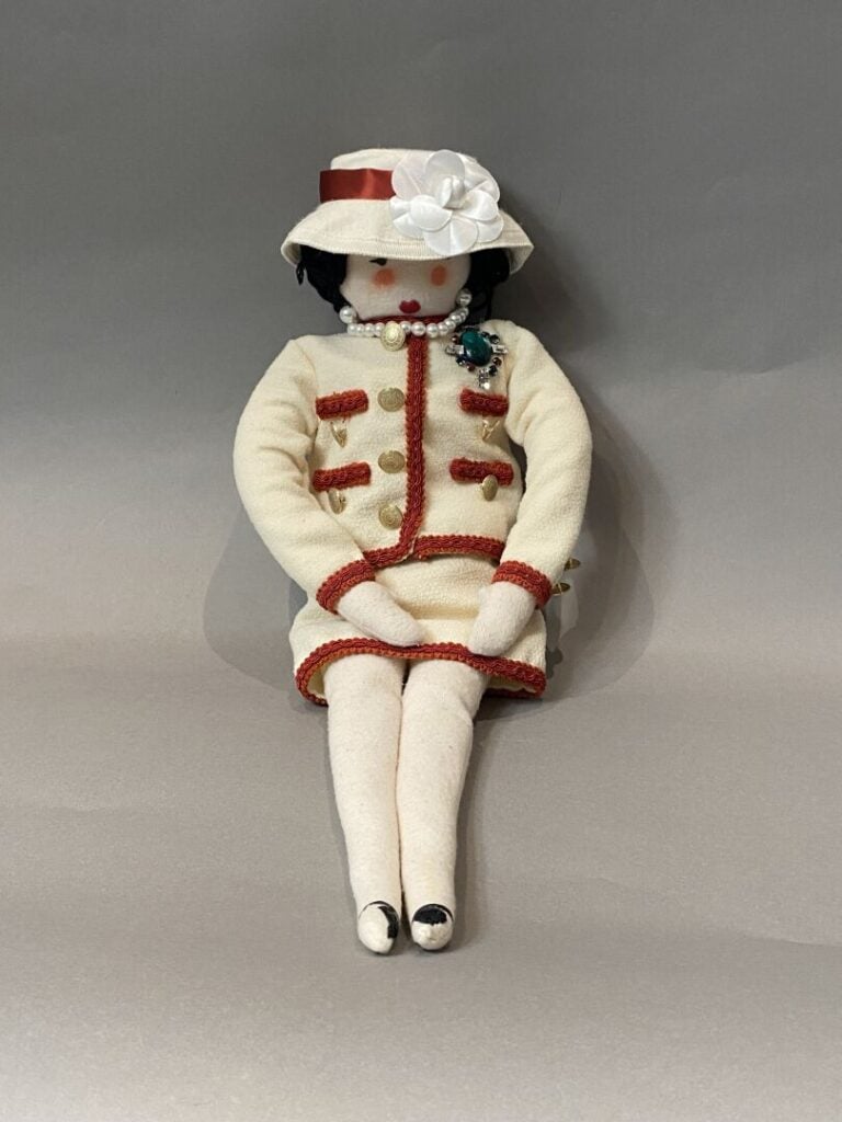 CHANEL circa 2010 - Poupée "La petite Coco" figurant Mademoiselle Gabrielle Cha…