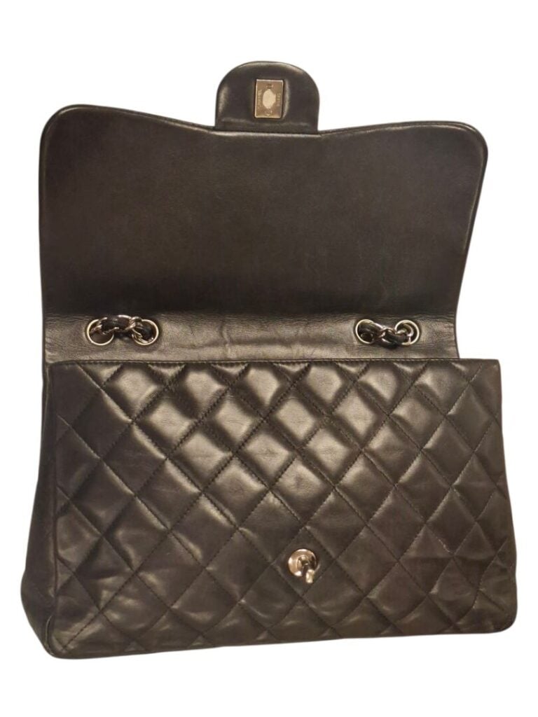 CHANEL - Circa 2010 - Sac Timeless Jumbo en cuir d'agneau matelassé noir, simpl…