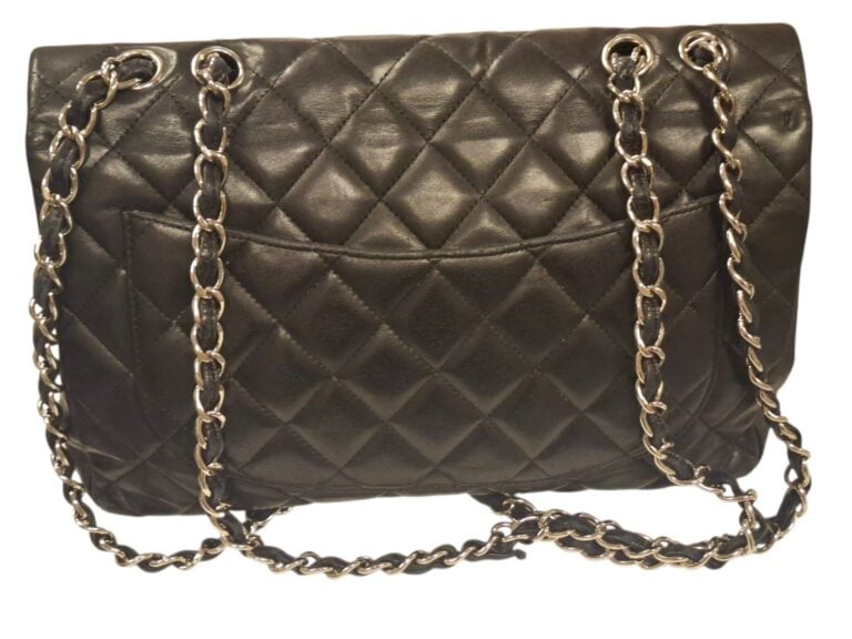 CHANEL - Circa 2010 - Sac Timeless Jumbo en cuir d'agneau matelassé noir, simpl…