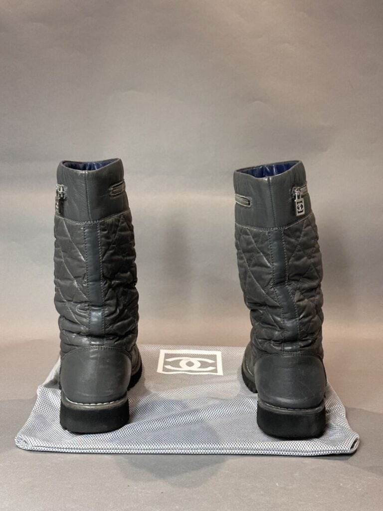 CHANEL circa 2011 - Bottes en cuir lisse gris et textile matelassé ton sur ton.…