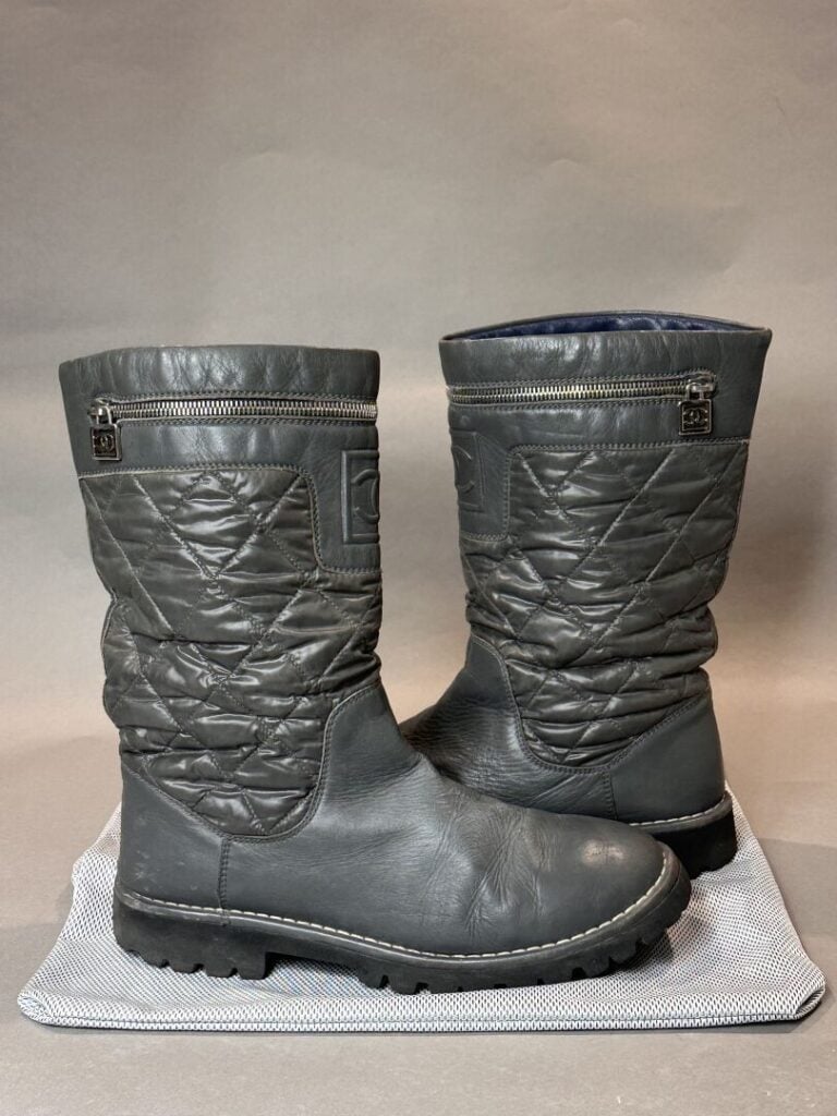 CHANEL circa 2011 - Bottes en cuir lisse gris et textile matelassé ton sur ton.…