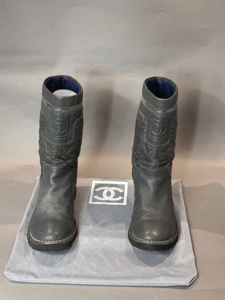 CHANEL circa 2011 - Bottes en cuir lisse gris et textile matelassé ton sur ton.…