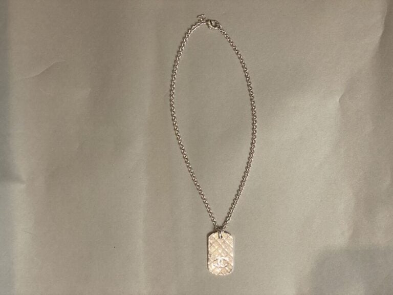 CHANEL - Collier chaîne en métal argenté retenant un pendentif d'inspiration pl…