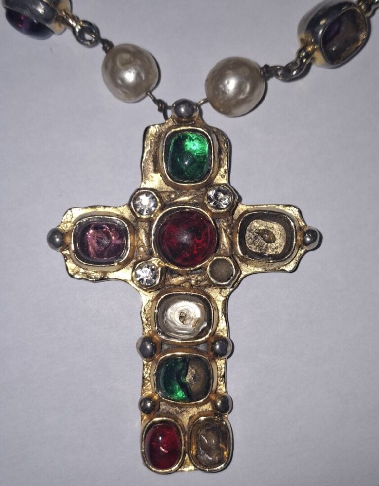 CHANEL - Collier en métal et perles fantaisie avec pendentif en forme de croix…