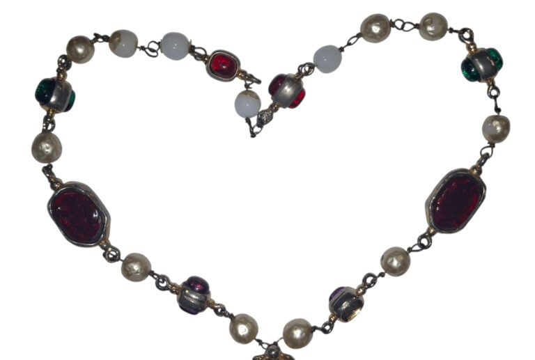 CHANEL - Collier en métal et perles fantaisie avec pendentif en forme de croix…