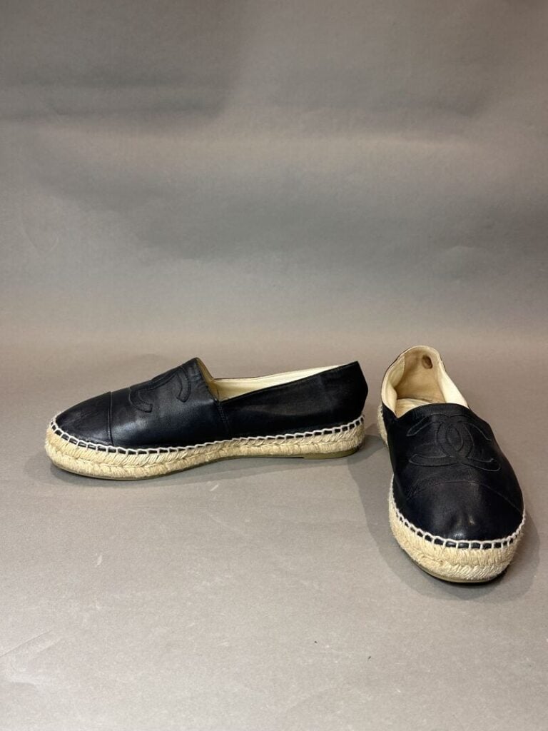 CHANEL - Espadrilles en cuir d'agneau noir signées. - Pointure 39, numero de se…