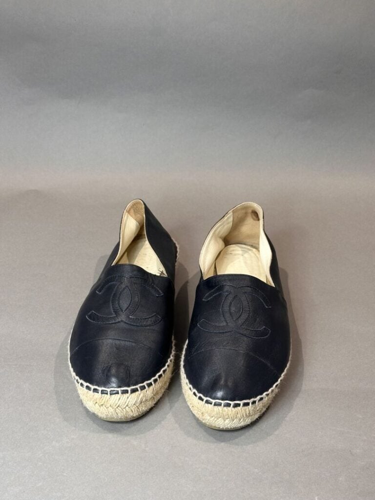 CHANEL - Espadrilles en cuir d'agneau noir signées. - Pointure 39, numero de se…