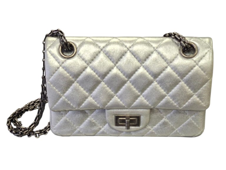 CHANEL Mini 2.55 circa 2014 - Cuir d'agneau matelassé argenté, fermoir Mademois…