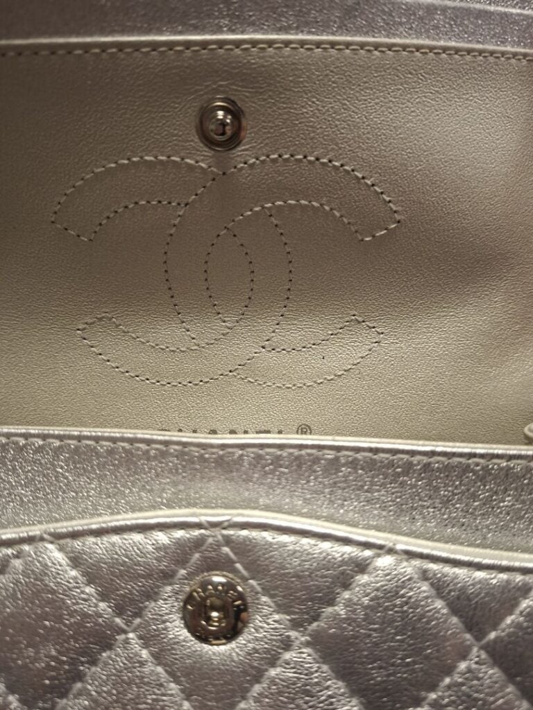 CHANEL Mini 2.55 circa 2014 - Cuir d'agneau matelassé argenté, fermoir Mademois…