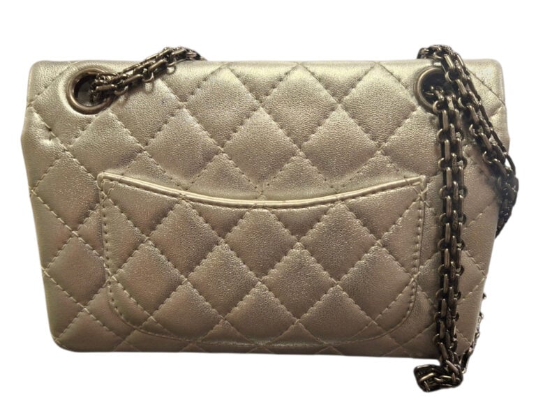 CHANEL Mini 2.55 circa 2014 - Cuir d'agneau matelassé argenté, fermoir Mademois…
