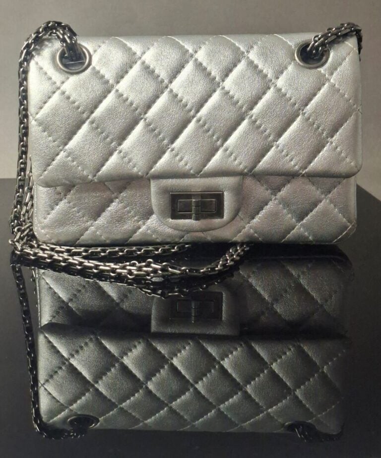 CHANEL Mini 2.55 circa 2014 - Cuir d'agneau matelassé argenté, fermoir Mademois…