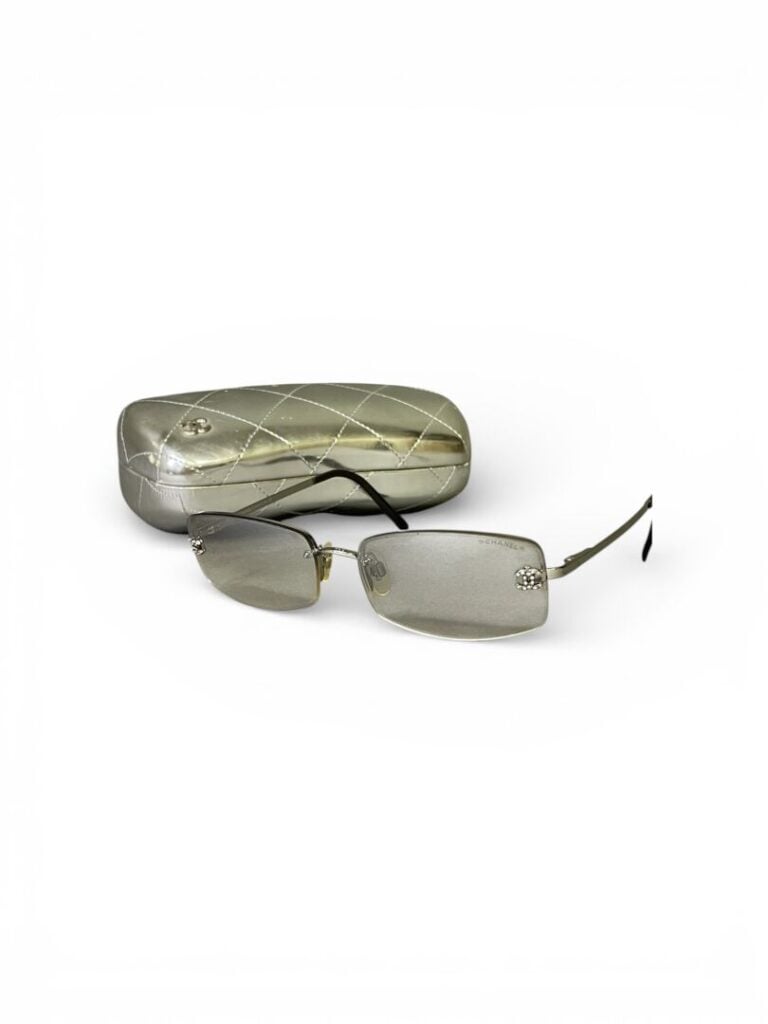 CHANEL - Paire de lunettes en métal, logo Chanel avec strass sur les côtés - Av…