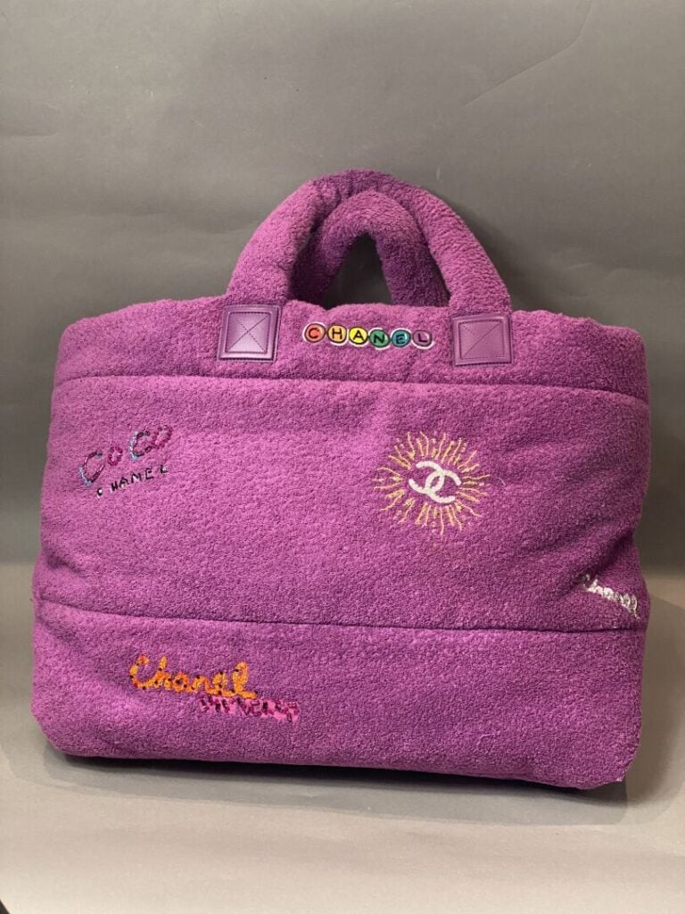 CHANEL - printemps-été 2019 - Sac cabas "Terry coco cocoon" en éponge violine,…