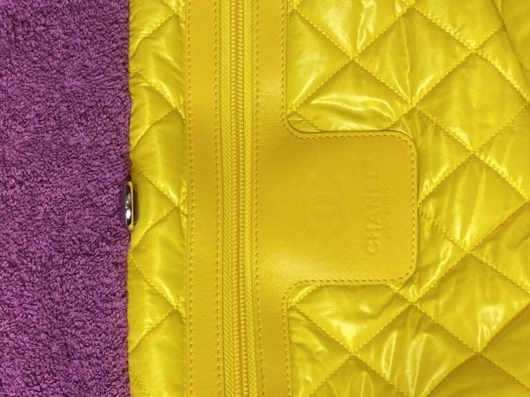 CHANEL - printemps-été 2019 - Sac cabas "Terry coco cocoon" en éponge violine,…