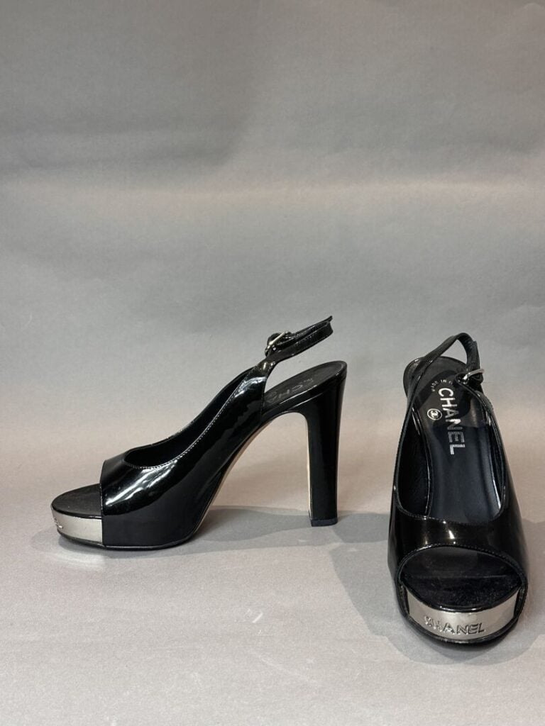 CHANEL - Sandales à bride en cuir verni noir et metal argenté - siglées CHANEL…
