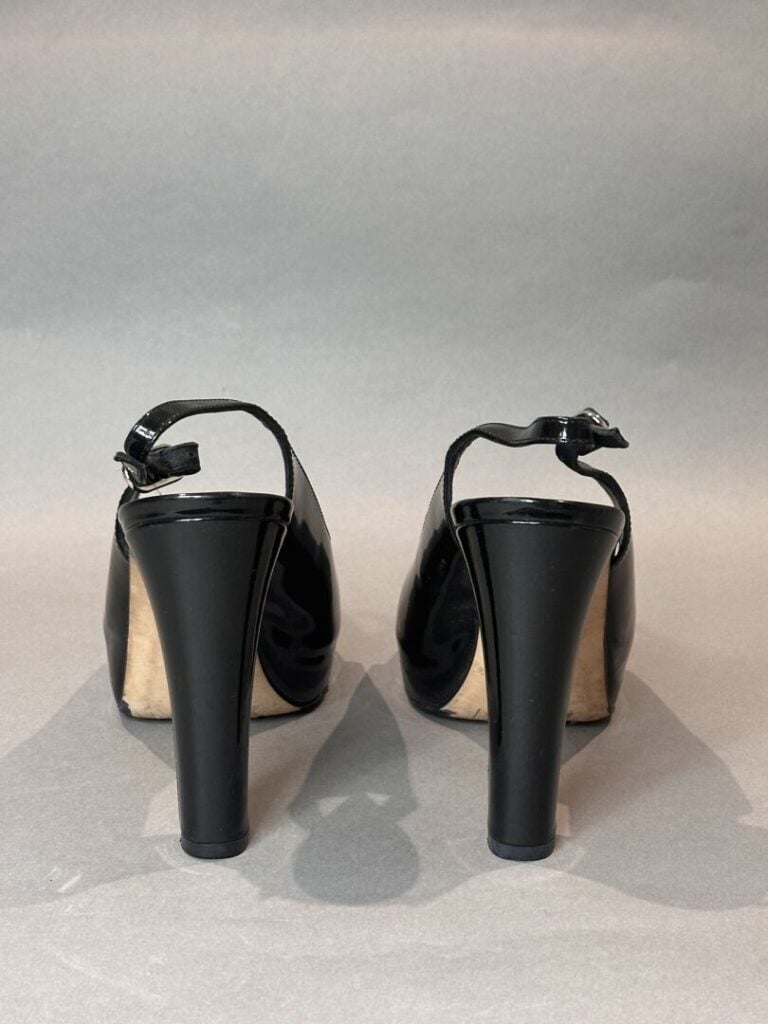 CHANEL - Sandales à bride en cuir verni noir et metal argenté - siglées CHANEL…