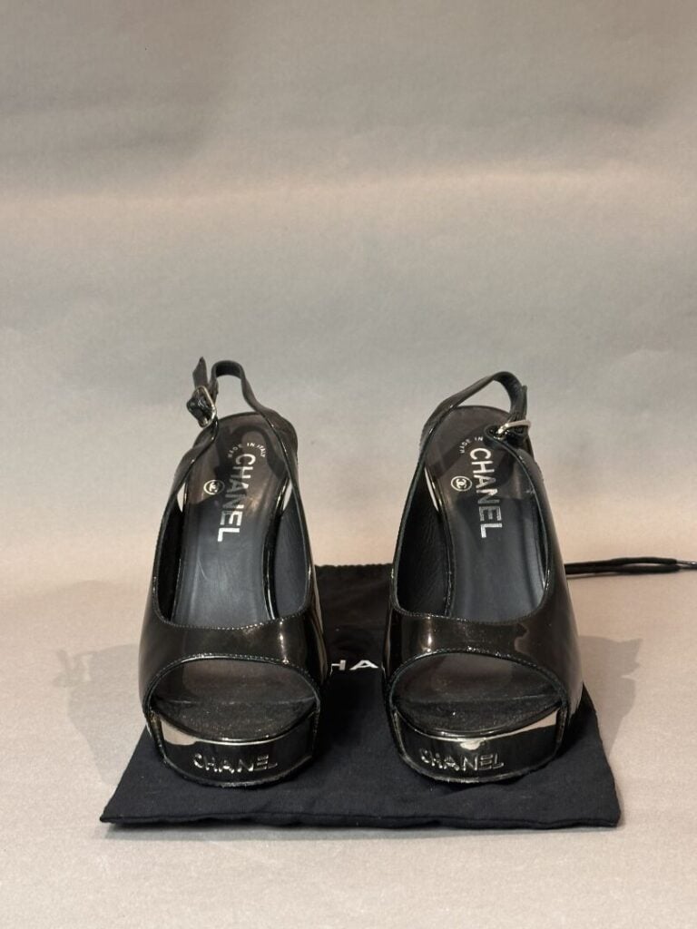 CHANEL - Sandales à bride en cuir verni noir et metal argenté - siglées CHANEL…