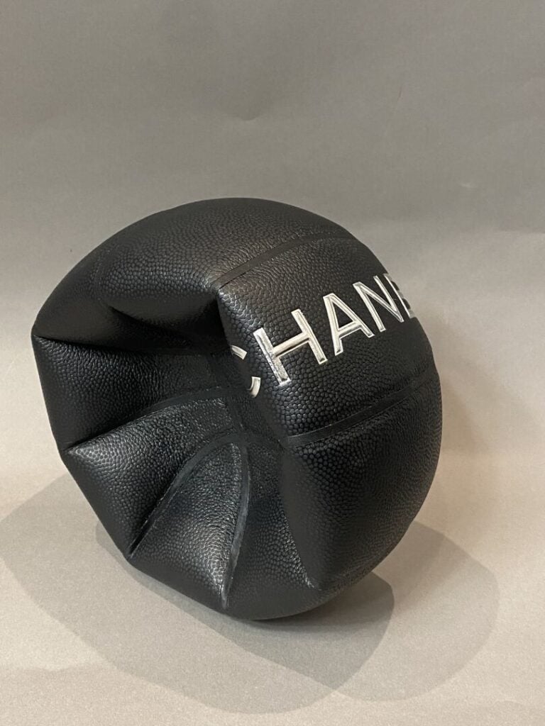CHANEL SPORT - Ballon de basket ball en caoutchouc grainé noir et argenté signé…