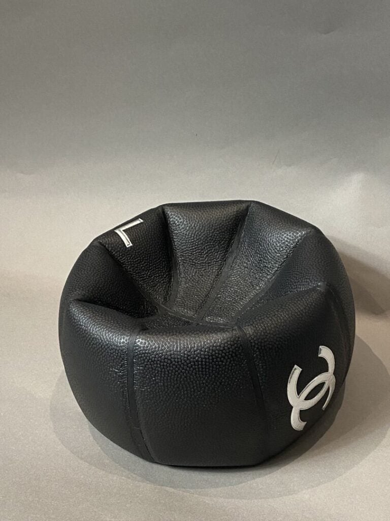 CHANEL SPORT - Ballon de basket ball en caoutchouc grainé noir et argenté signé…