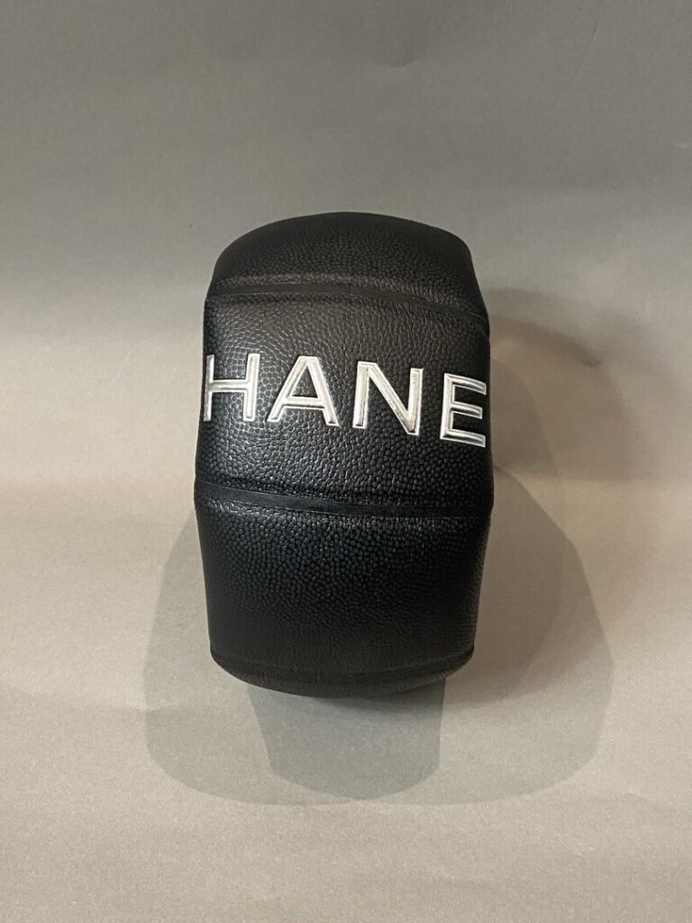 CHANEL SPORT - Ballon de basket ball en caoutchouc grainé noir et argenté signé…