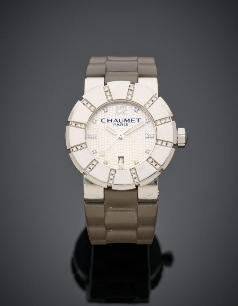 CHAUMET - BRACELET MONTRE ronde de dame modèle "Class One" en acier. Lunette gr…