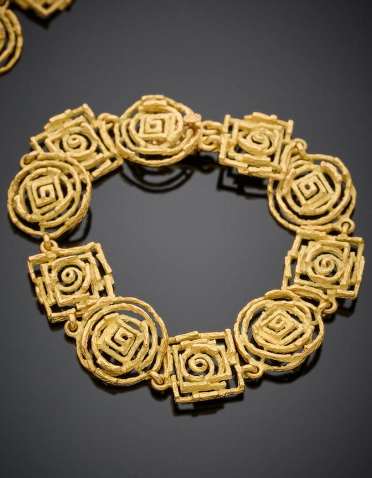 CHAUMET - DEMI-PARURE "Labyrinthe" en or jaune (750°/°°) ajouré, comprenant un…