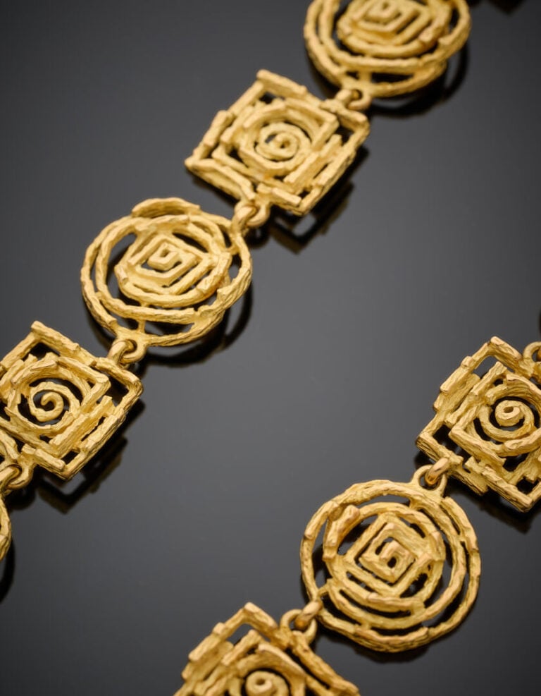 CHAUMET - DEMI-PARURE "Labyrinthe" en or jaune (750°/°°) ajouré, comprenant un…