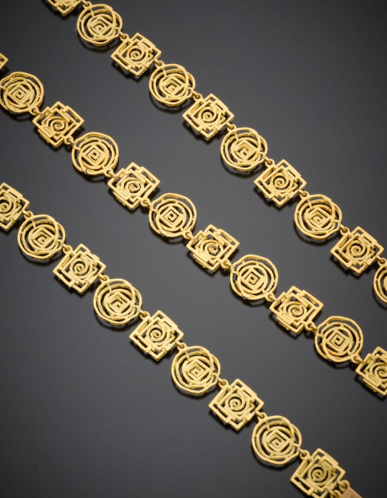 CHAUMET - DEMI-PARURE "Labyrinthe" en or jaune (750°/°°) ajouré, comprenant un…