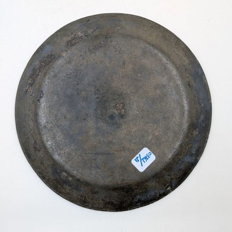 CHINE - Assiette en bronze à motifs circulaires - D: 21 cm