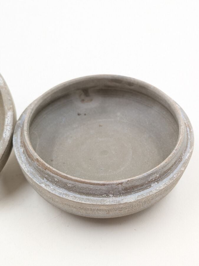 CHINE - Boîte à onguents circulaire en grès porcelaineux à couverte céladon , à…