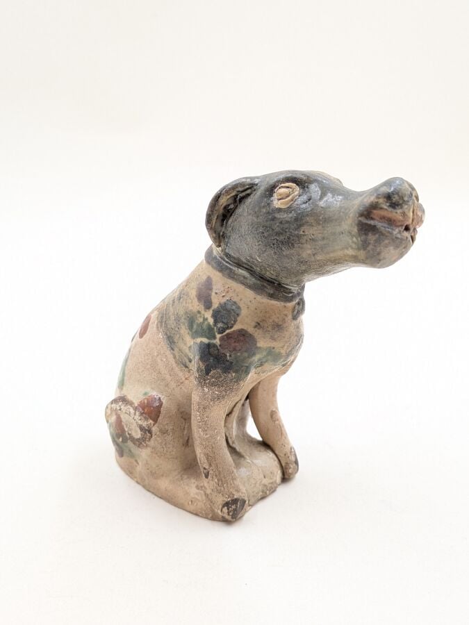 CHINE - Canidé en grès émaillé polychrome - H: 11.5 cm - (Petits éclats, restau…
