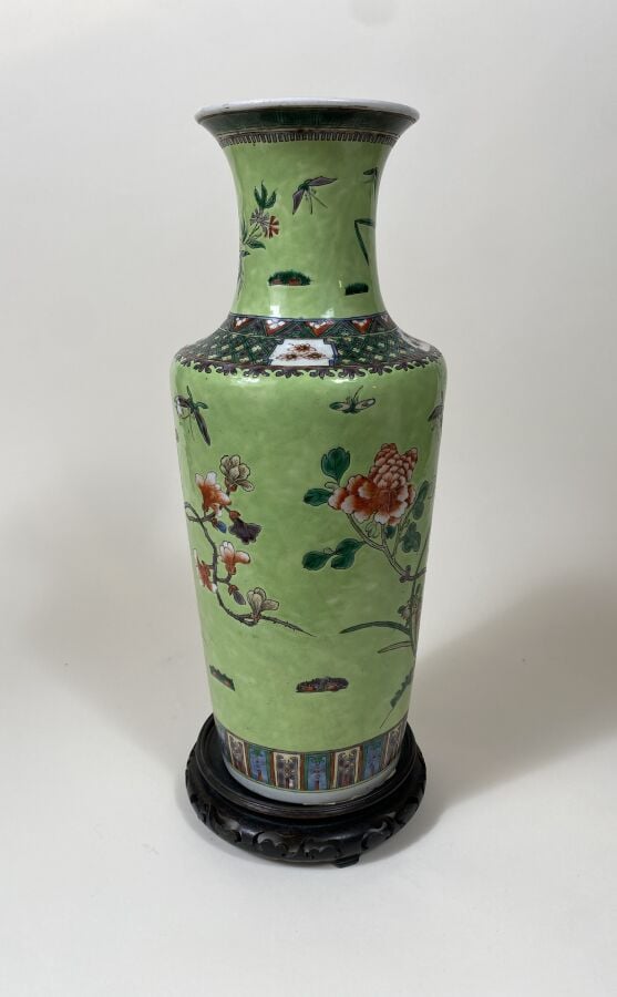 CHINE - Début XXe siècle - - Vase de forme cylindrique à col évasé en porcelain…