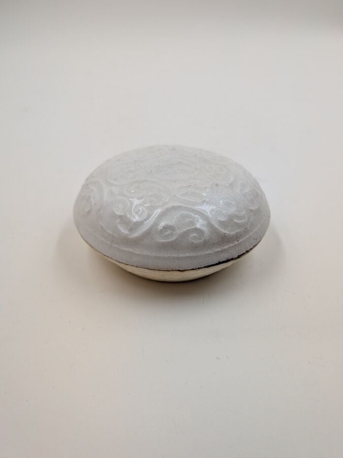 CHINE - Dynastie Song (960-1279) - Boîte lenticulaire couverte en grès porcelai…