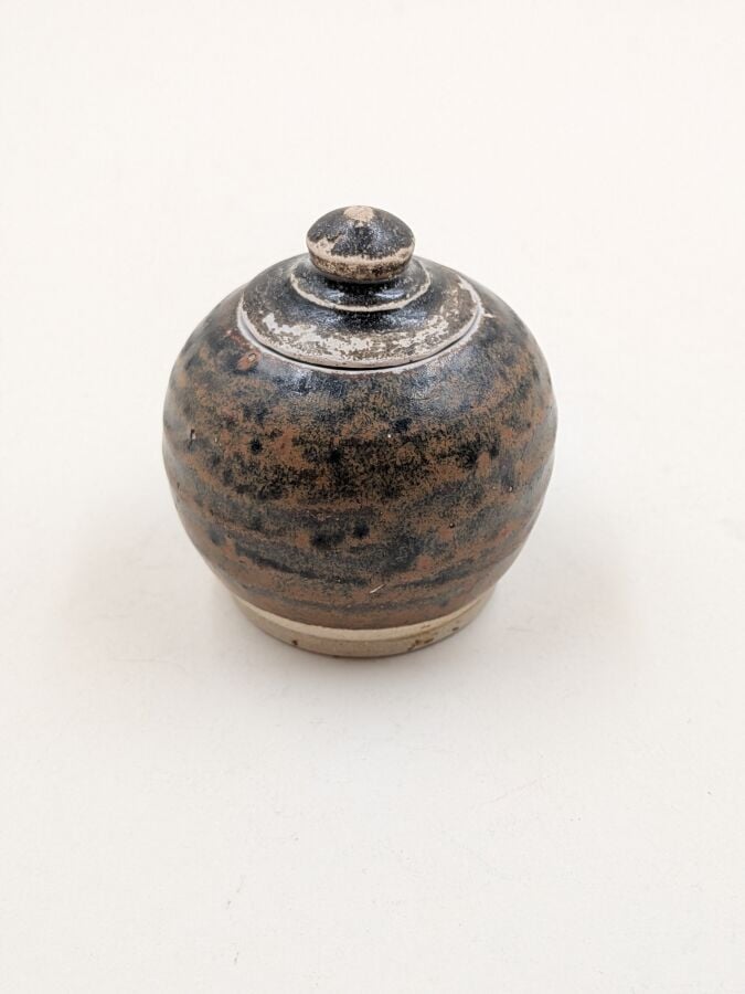 CHINE - Dynastie Song (960-1279) - Petit pot couvert en grès porcelaineux, à co…