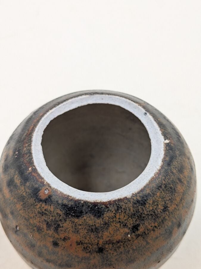 CHINE - Dynastie Song (960-1279) - Petit pot couvert en grès porcelaineux, à co…