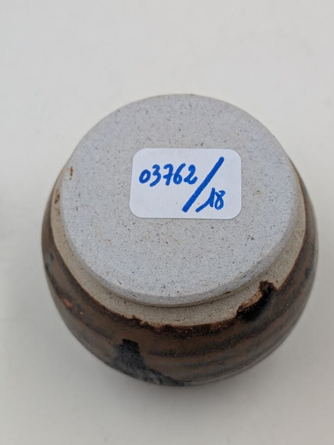 CHINE - Dynastie Song (960-1279) - Petit pot couvert en grès porcelaineux, à co…