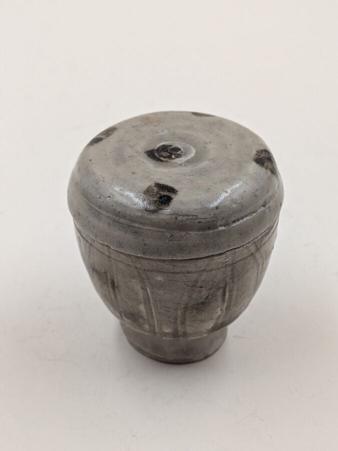 CHINE - Dynastie Song (960-1279) - Petit pot couvert en grès porcelaineux polyc…