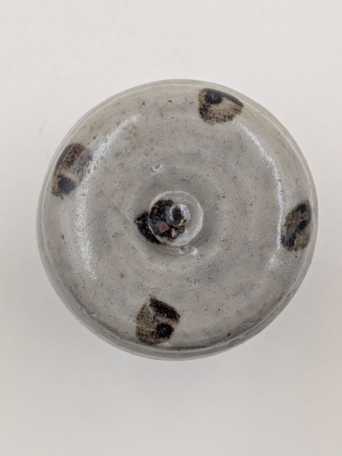CHINE - Dynastie Song (960-1279) - Petit pot couvert en grès porcelaineux polyc…