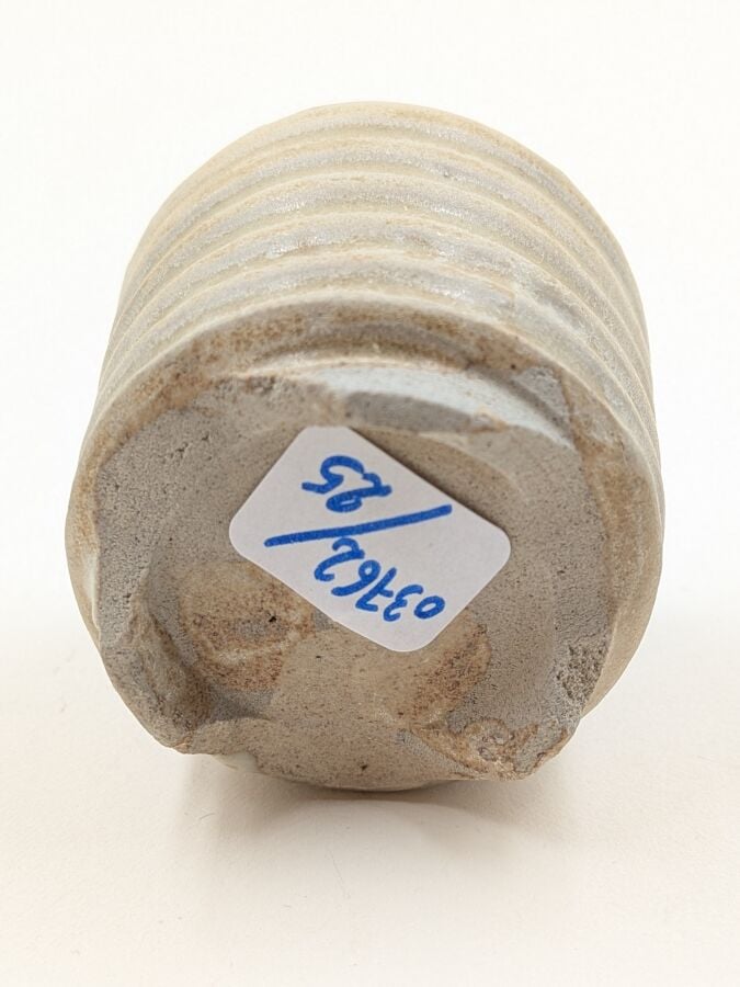 CHINE - Dynastie Song (960-1279) - Petit récipient annelé en grès porcelaineux…