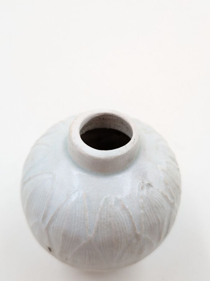 CHINE - Dynastie Song (960-1279) - Petit vase à panse ovoïde en grès porcelaine…