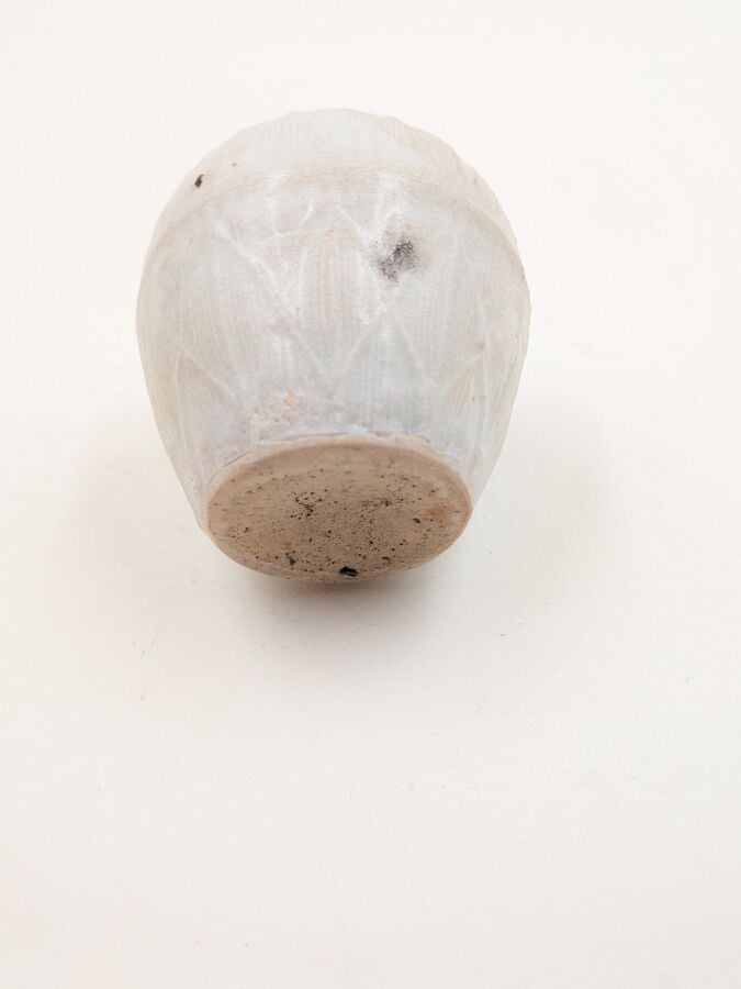 CHINE - Dynastie Song (960-1279) - Petit vase à panse ovoïde en grès porcelaine…