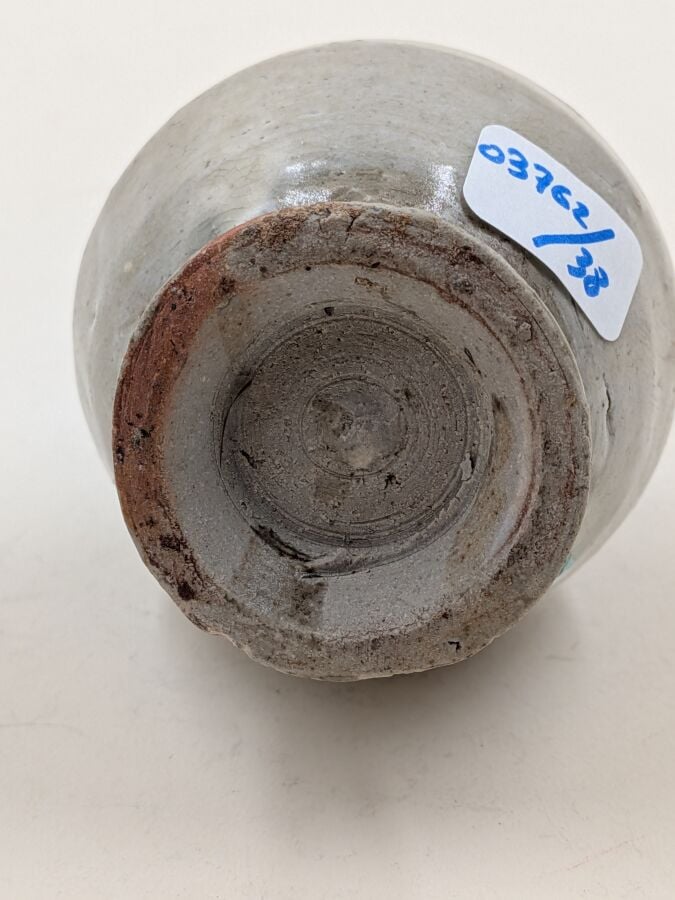 CHINE - Dynastie Song (960-1279) - Petit vase bouteille en grès porcelaineux à…
