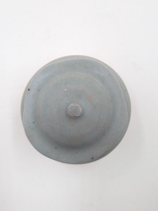 CHINE - Dynastie Song (960-1279) - Petit vase couvert à panse ovoïde en grès po…