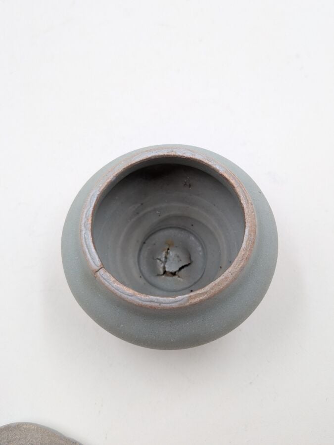CHINE - Dynastie Song (960-1279) - Petit vase couvert à panse ovoïde en grès po…