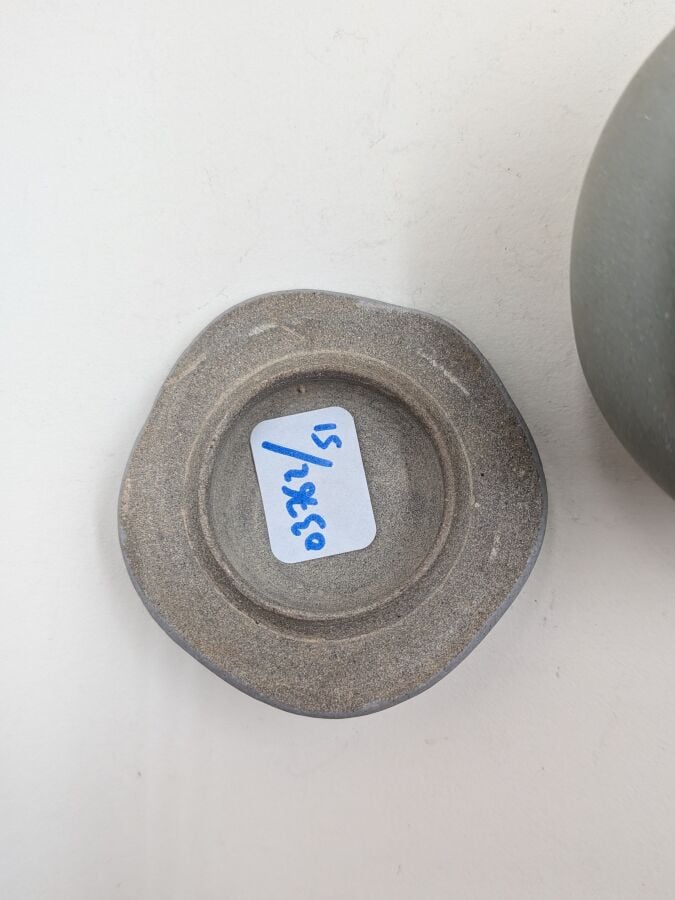 CHINE - Dynastie Song (960-1279) - Petit vase couvert à panse ovoïde en grès po…